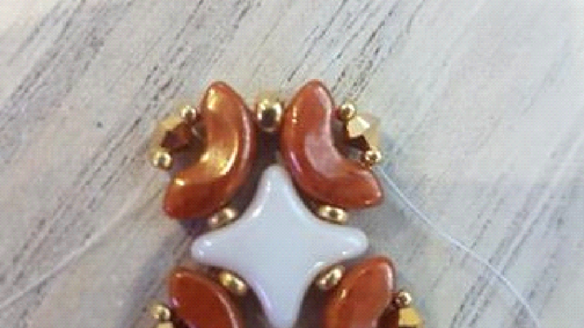 Elegante pulsera de fiesta con cuentas de estrellas y arcos de Puca : Paso 6