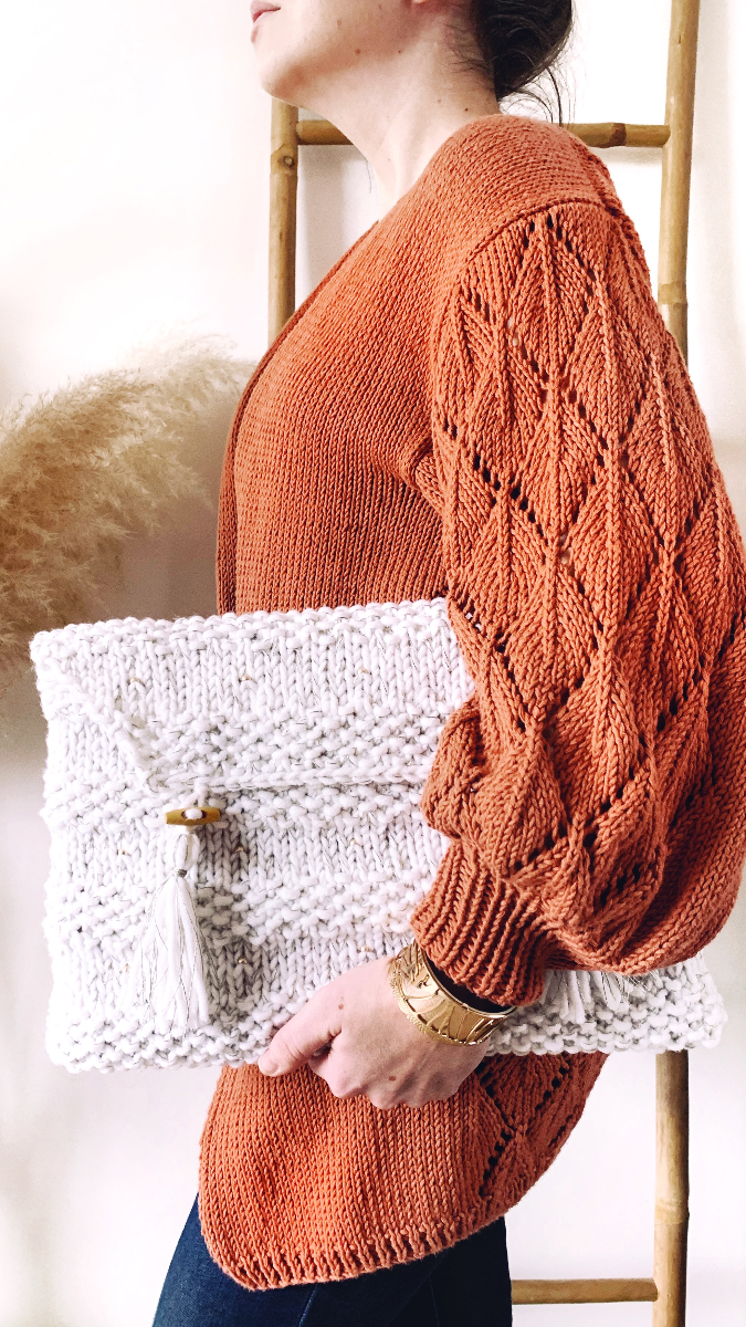 Elegante bolsa de ordenador de punto con cuentas metálicas e hilo de oro.