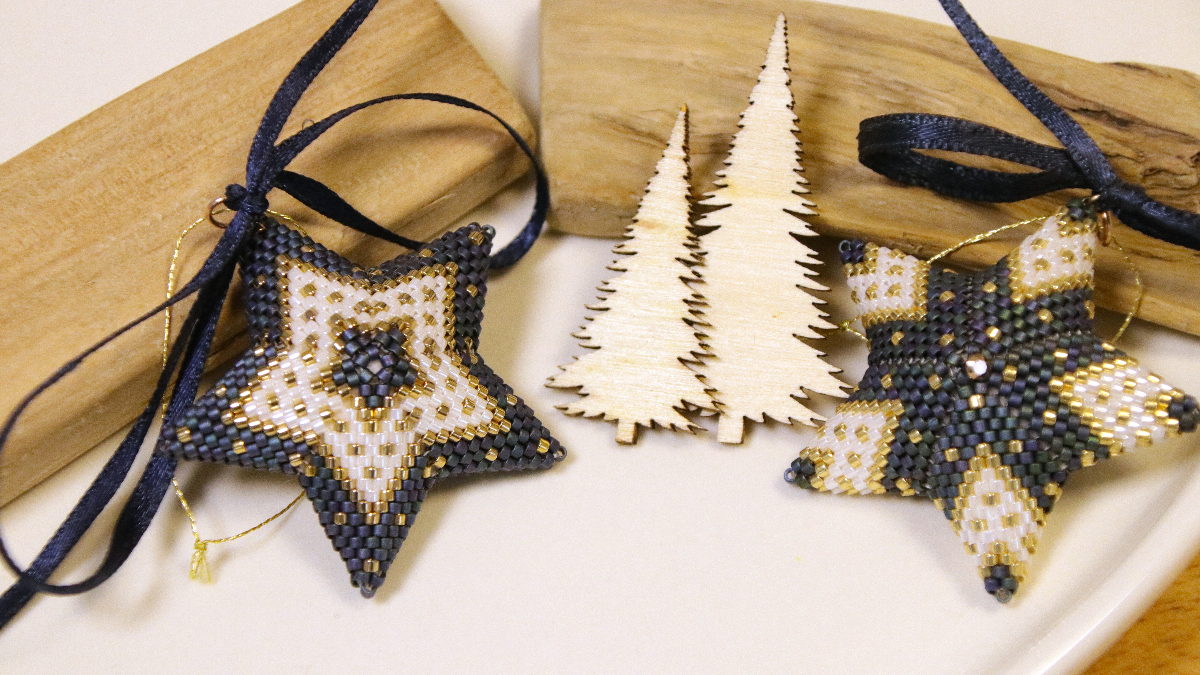 Estrellas de Navidad en 3D en tejido de peyote con cuentas Miyuki Estrellas de Navidad en 3D en tejido de peyote con cuentas Miyuki