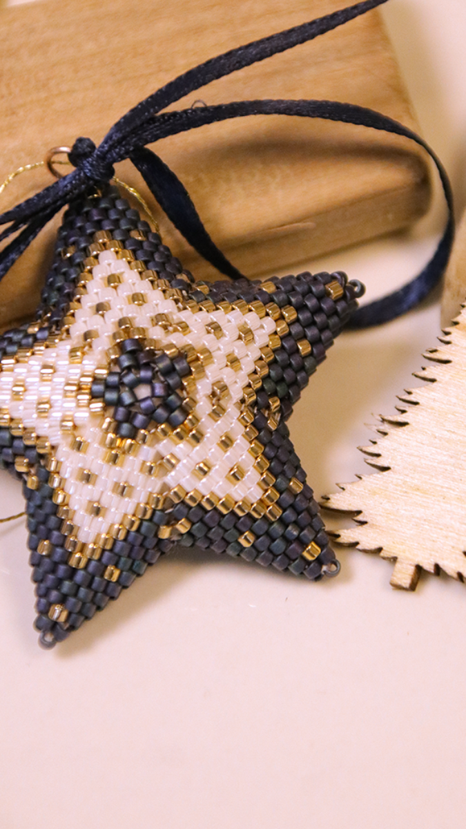 Esquema Estrellas de Navidad en 3D en tejido de peyote con cuentas Miyuki Esquema Estrellas de Navidad en 3D en tejido de peyote con cuentas Miyuki
