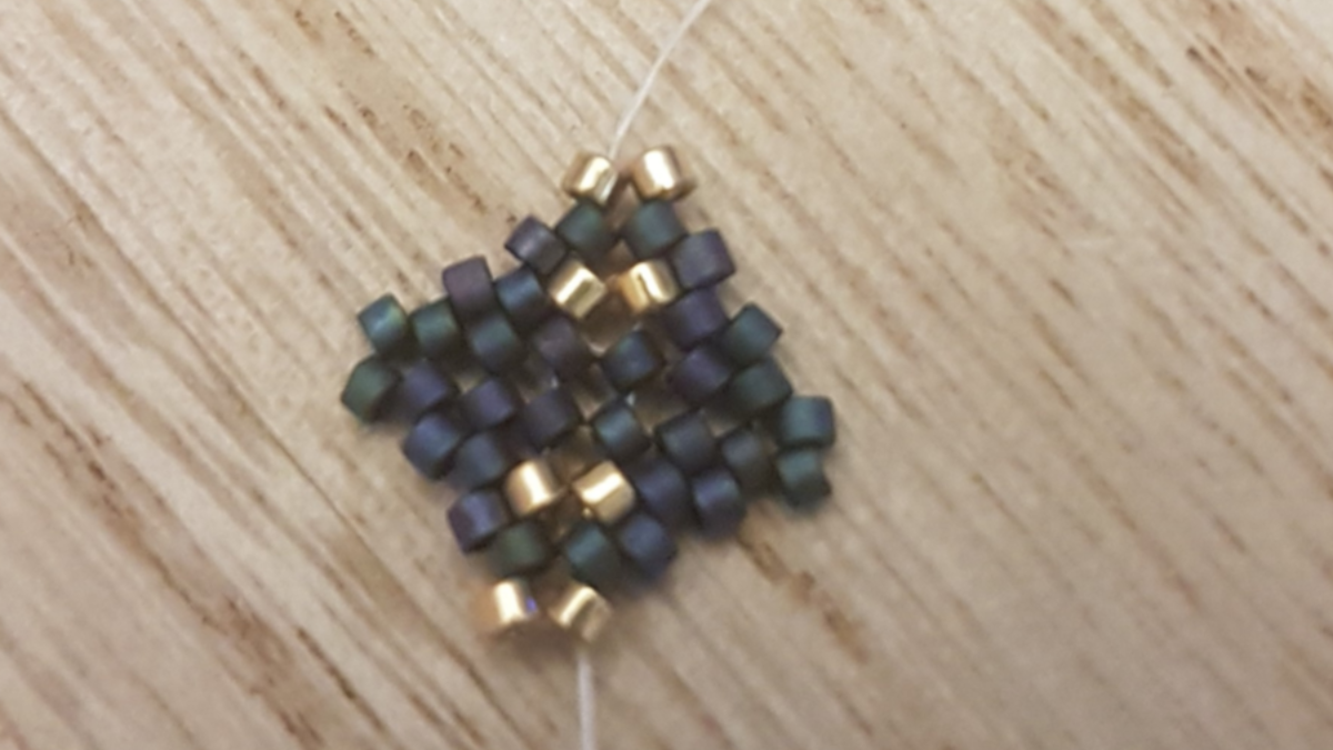 Estrellas de Navidad en 3D en tejido de peyote con cuentas Miyuki : Paso 3 Estrellas de Navidad en 3D en tejido de peyote con cuentas Miyuki : Paso 3