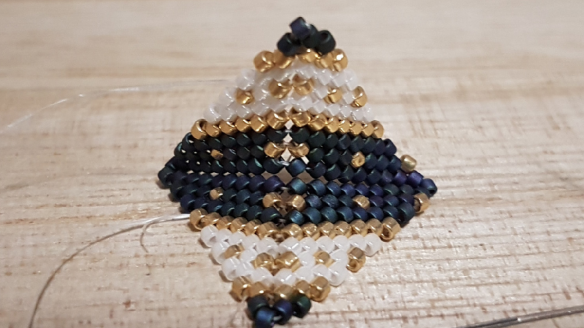 Estrellas de Navidad en 3D en tejido de peyote con cuentas Miyuki : Paso 6 Estrellas de Navidad en 3D en tejido de peyote con cuentas Miyuki : Paso 6