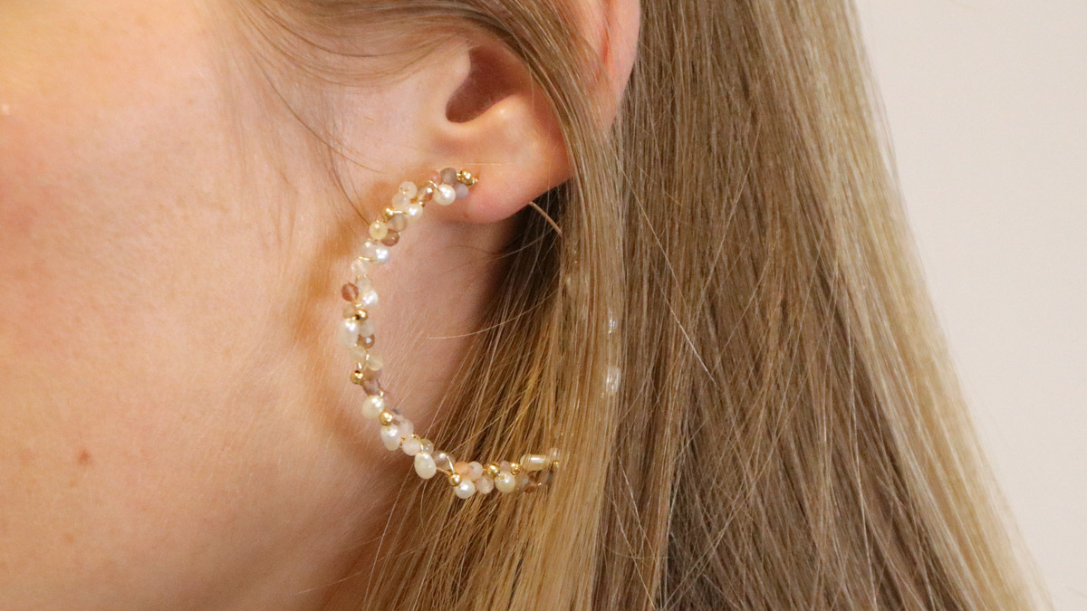 Esquema DIY Creoles en un efecto de grupo lleno de oro con perlas y piedras preciosas de agua dulce