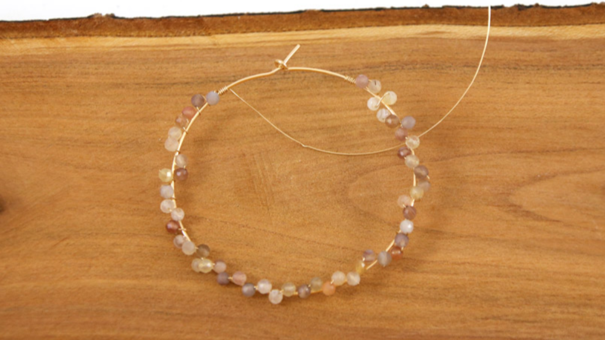 DIY Creoles en un efecto de grupo lleno de oro con perlas y piedras preciosas de agua dulce : Paso 3