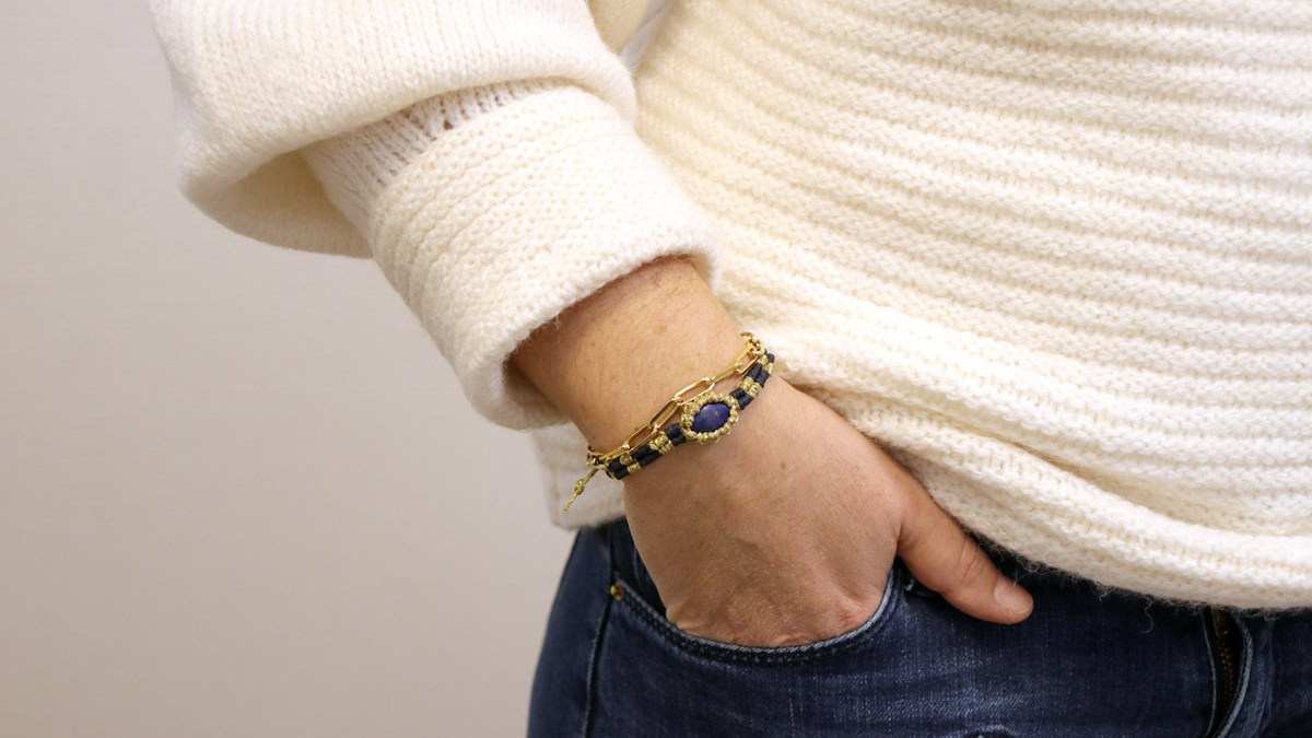 Esquema Brazalete de hilo de oro Linhasita con cabujón de lapislázuli con micro-macramé