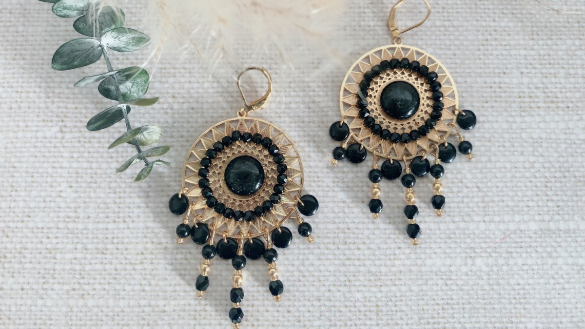 pendientes Pia hechos de cuentas negras y doradas se tejen - Perles & Co