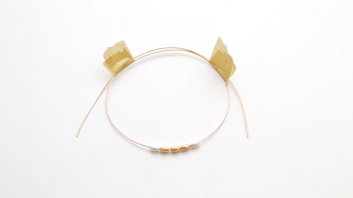 Fino alambre de 14k relleno de oro y cuentas de oliva brazaletes de diamantes bañados en oro y plata : Paso 2