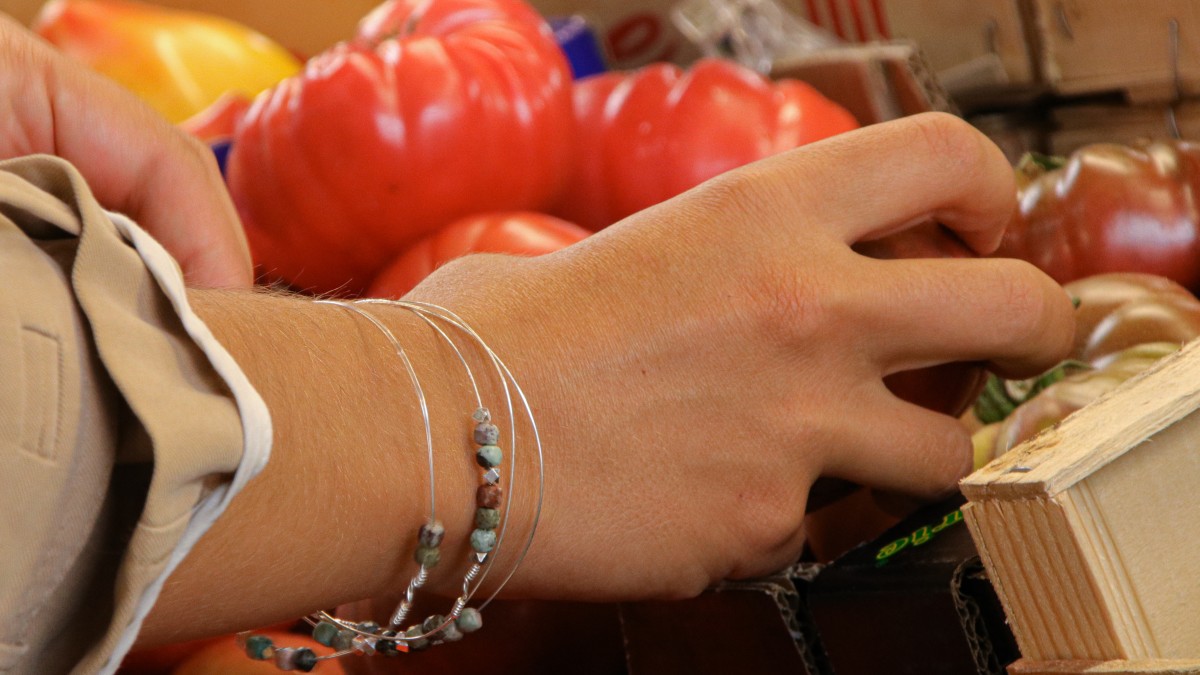 Brazalete semanal de plata esterlina 925 con piedras preciosas - turquesa africana y howlita Brazalete semanal de plata esterlina 925 con piedras preciosas - turquesa africana y howlita