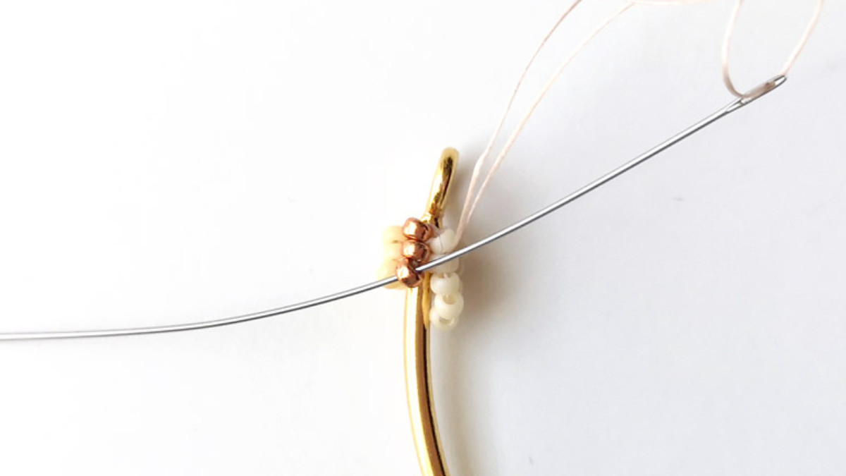 Pulsera en tejido de espiga retorcido con cuentas de semillas Miyuki 15/0 : Paso 10