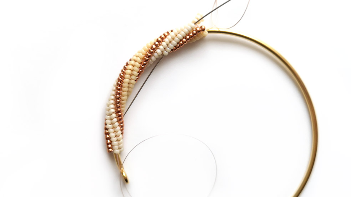 Pulsera en tejido de espiga retorcido con cuentas de semillas Miyuki 15/0 : Paso 11