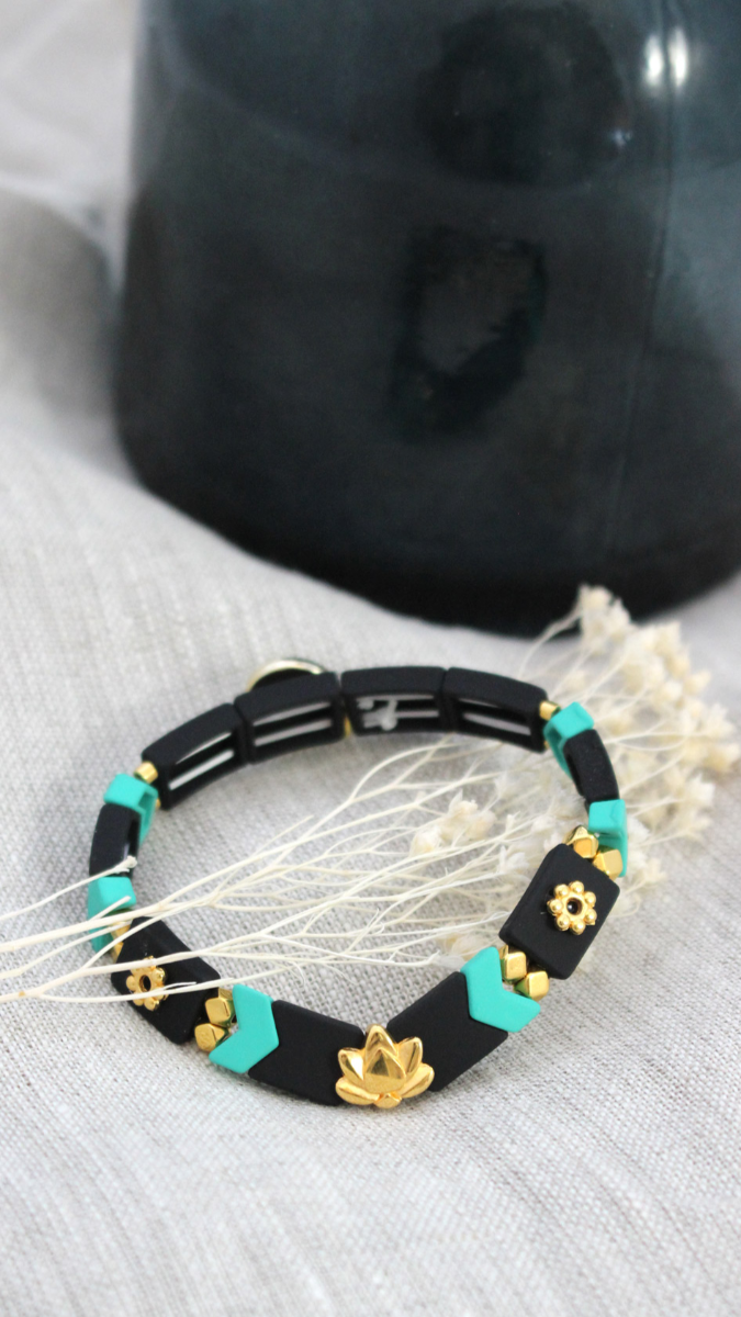 Esquema Brazalete elástico con cuentas de efecto de goma de espina de pescado y una capa intermedia de loto dorado.