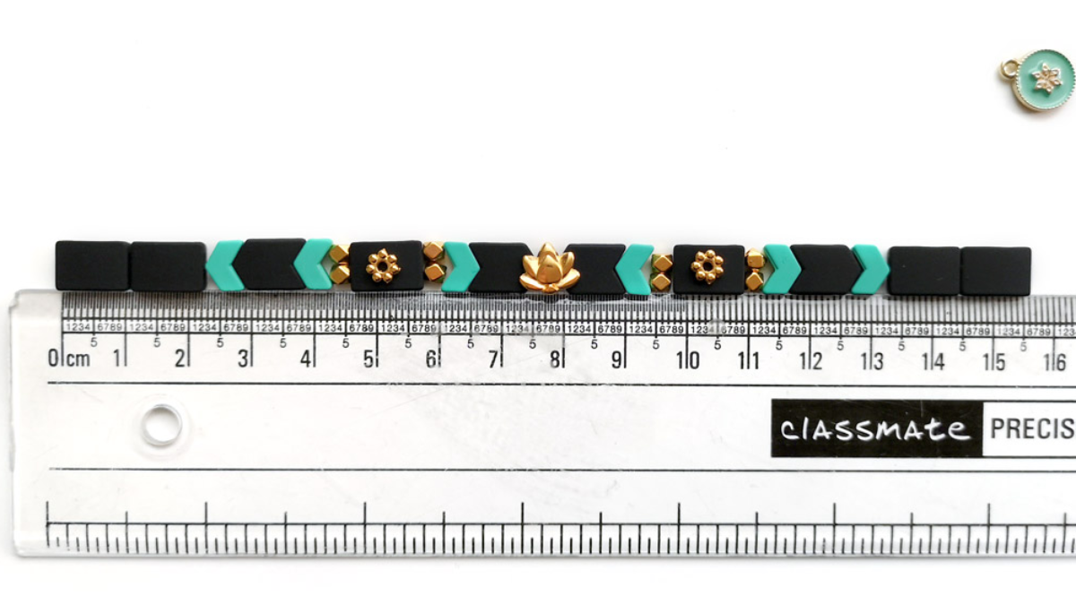 Brazalete elástico con cuentas de efecto de goma de espina de pescado y una capa intermedia de loto dorado. : Paso 1