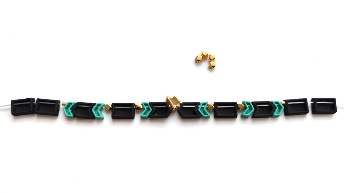 Brazalete elástico con cuentas de efecto de goma de espina de pescado y una capa intermedia de loto dorado. : Paso 2