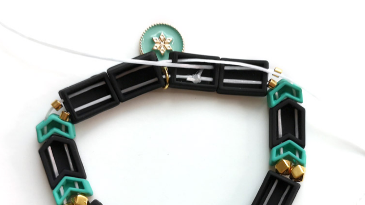 Brazalete elástico con cuentas de efecto de goma de espina de pescado y una capa intermedia de loto dorado. : Paso 3