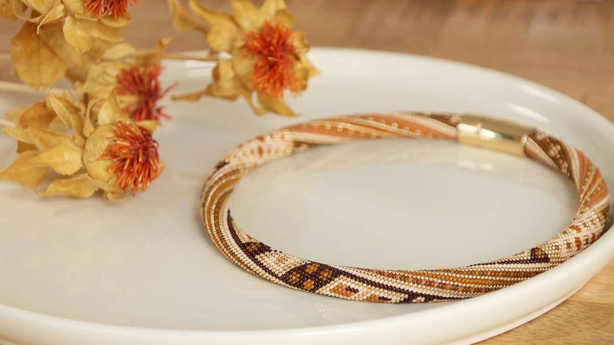 Collar en espiral con cuentas de semillas Miyuki y aguja de ganchillo de punto apretado 15