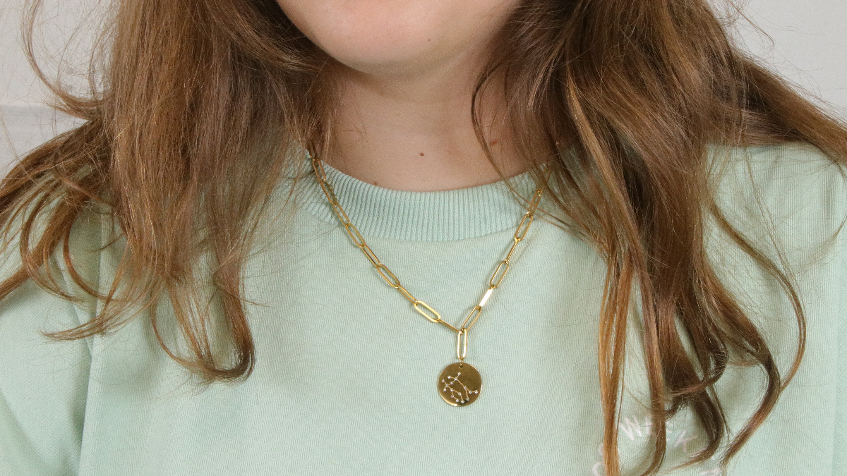 Esquema DIY Apilamiento de collares de oro maxi cadenas y gargantillas de perlas de agua dulce