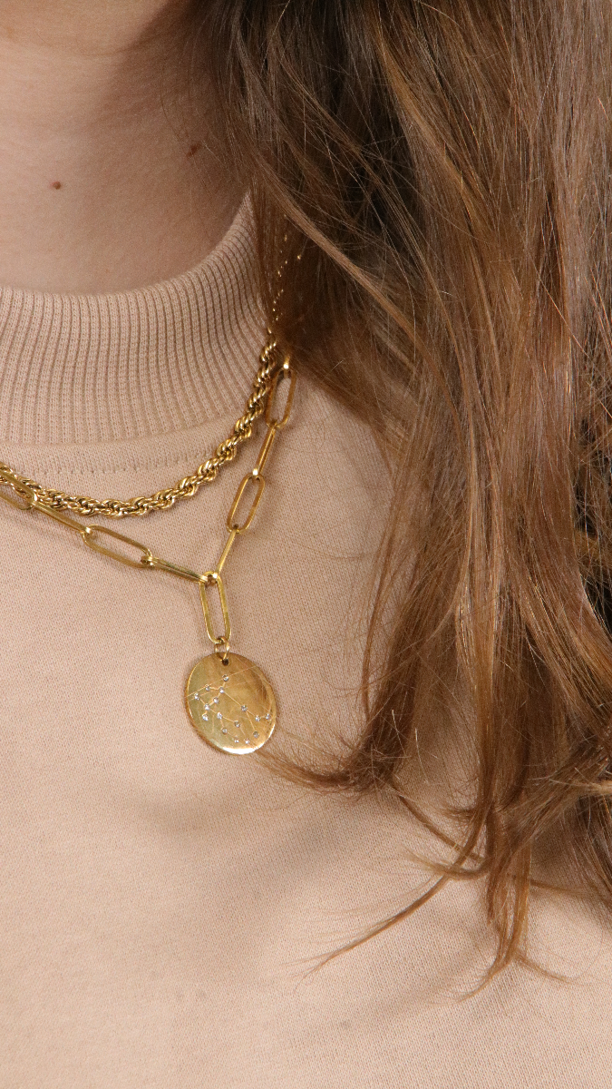 Esquema DIY Apilamiento de collares de oro maxi cadenas y gargantillas de perlas de agua dulce