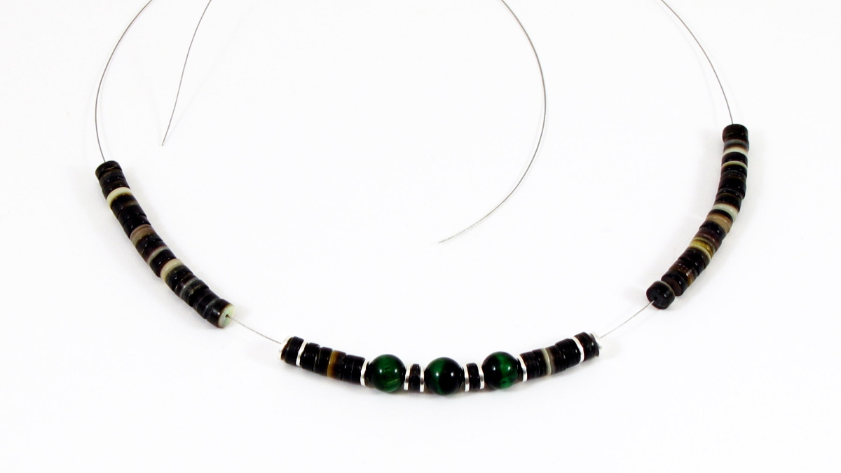 Collar de surfista para hombres heishis y ojo de tigre : Paso 2