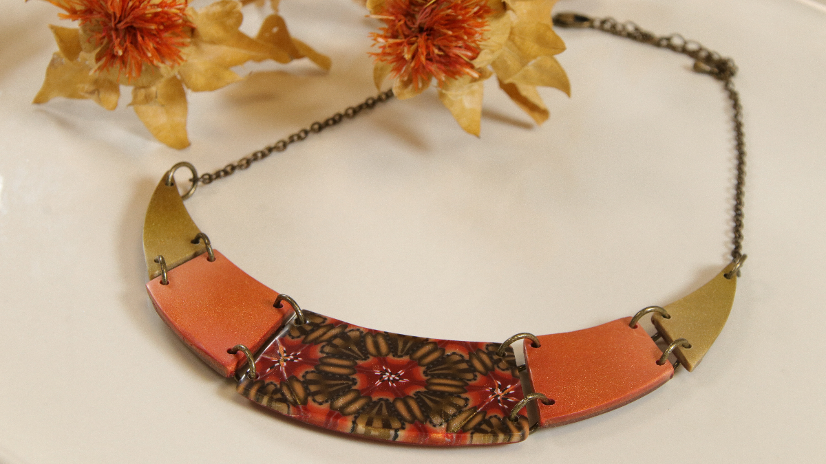 Cuello de pechera geométrico y pato caleidoscopio de arcilla polimérica