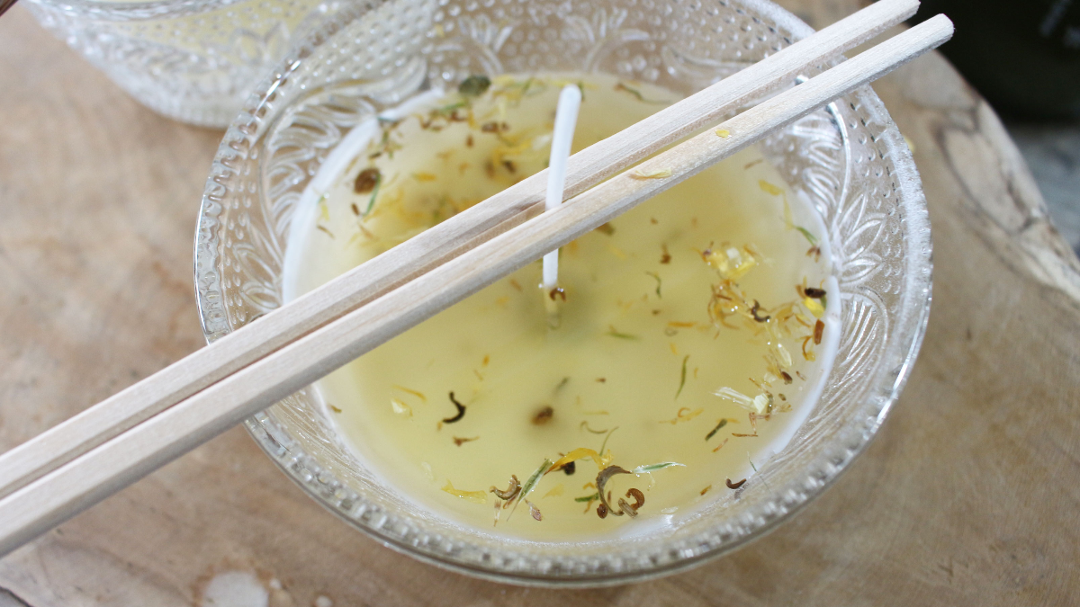 Vela perfumada DIY con flores secas : Paso 3 Vela perfumada DIY con flores secas : Paso 3