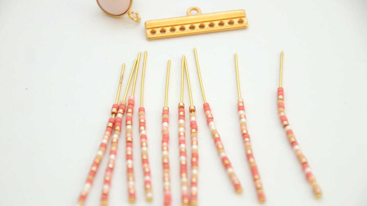 Pendientes con flecos de cuentas Miyuki Delicas 11/0 : Paso 3