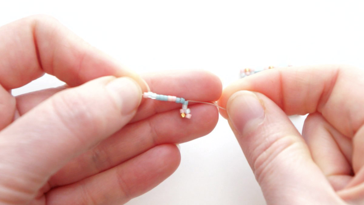 Pulsera de múltiples ranuras en color pastel Cuentas de Miyuki Cierre de Miyuki Hiilos : Paso 1 Pulsera de múltiples ranuras en color pastel Cuentas de Miyuki Cierre de Miyuki Hiilos : Paso 1