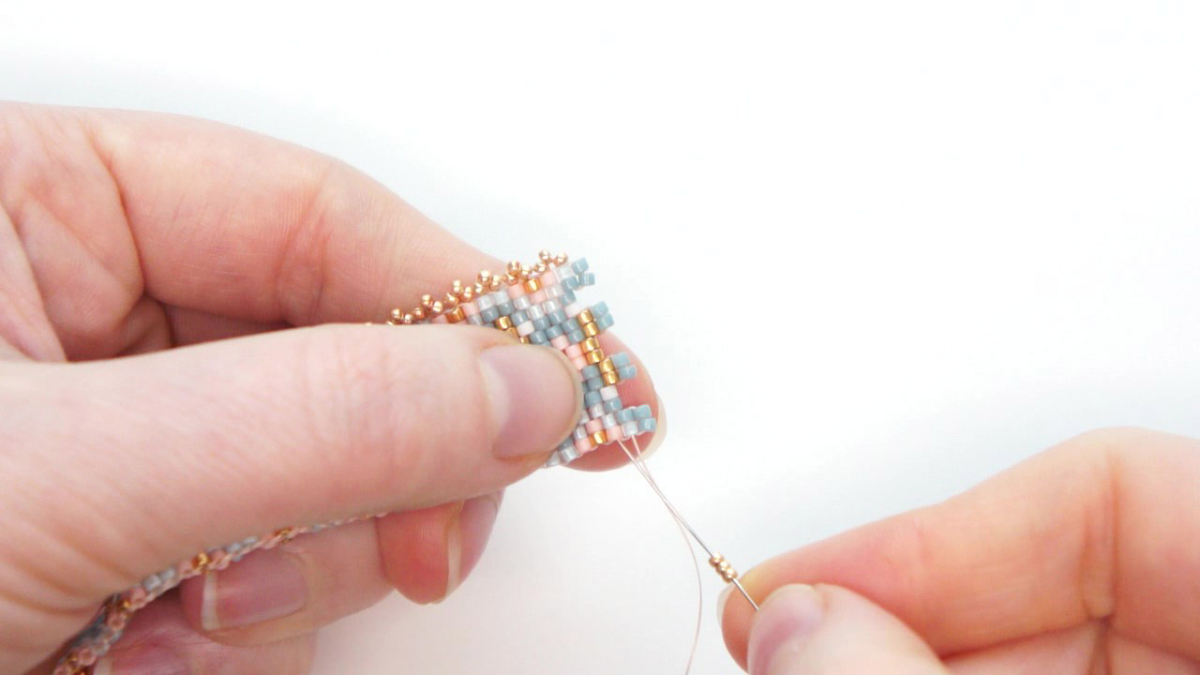 Pulsera de múltiples ranuras en color pastel Cuentas de Miyuki Cierre de Miyuki Hiilos : Paso 2 Pulsera de múltiples ranuras en color pastel Cuentas de Miyuki Cierre de Miyuki Hiilos : Paso 2