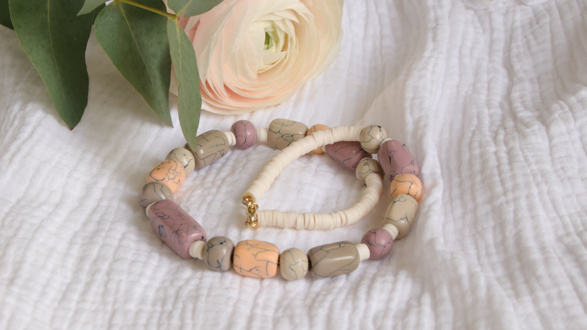 DIY collar de arcilla polimérica imitación de cuentas de howlita pastel