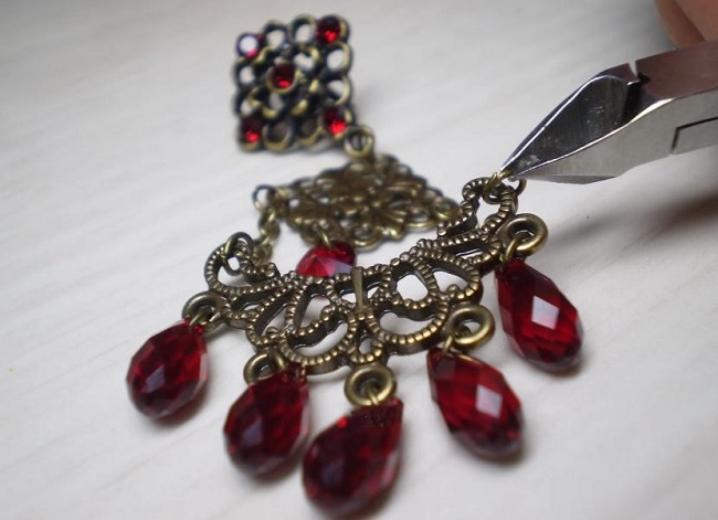 Pendientes Bollywood con gotas siam de PureCrystal : Paso 4 Pendientes Bollywood con gotas siam de PureCrystal : Paso 4