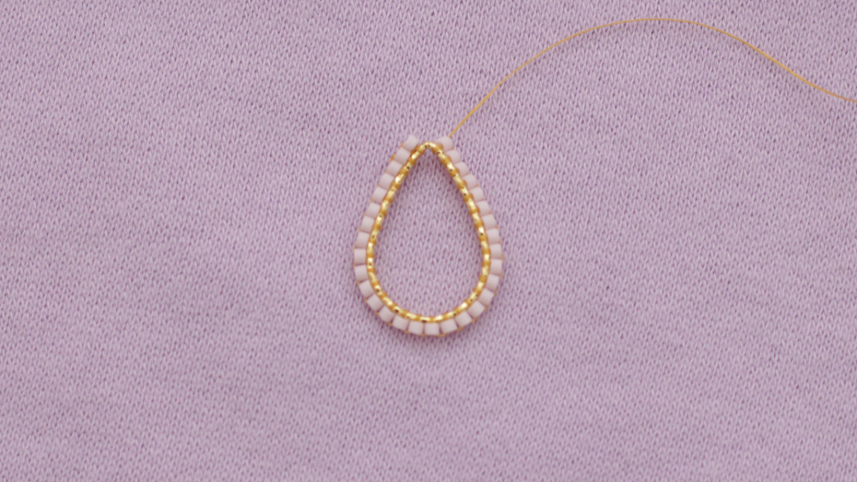 Tutorial de pendientes de tejido de flores en punto de ladrillo de Miyuki : Paso 4