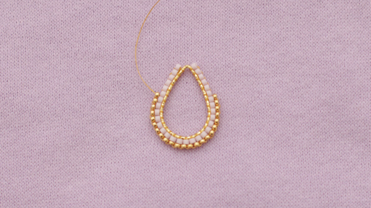 Tutorial de pendientes de tejido de flores en punto de ladrillo de Miyuki : Paso 5