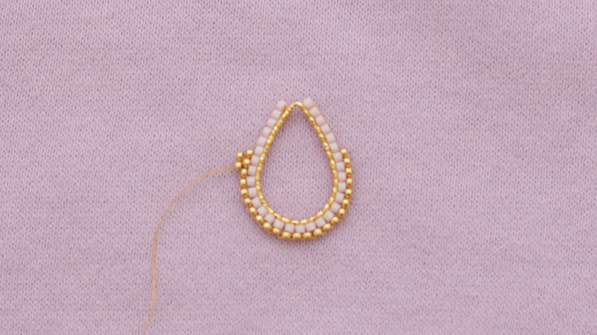 Tutorial de pendientes de tejido de flores en punto de ladrillo de Miyuki : Paso 6