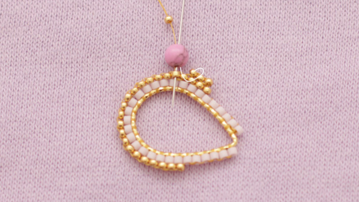 Tutorial de pendientes de tejido de flores en punto de ladrillo de Miyuki : Paso 7