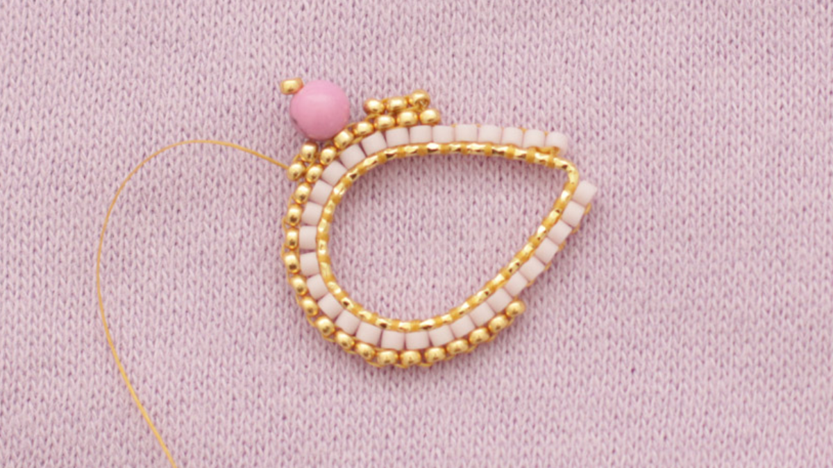 Tutorial de pendientes de tejido de flores en punto de ladrillo de Miyuki : Paso 8