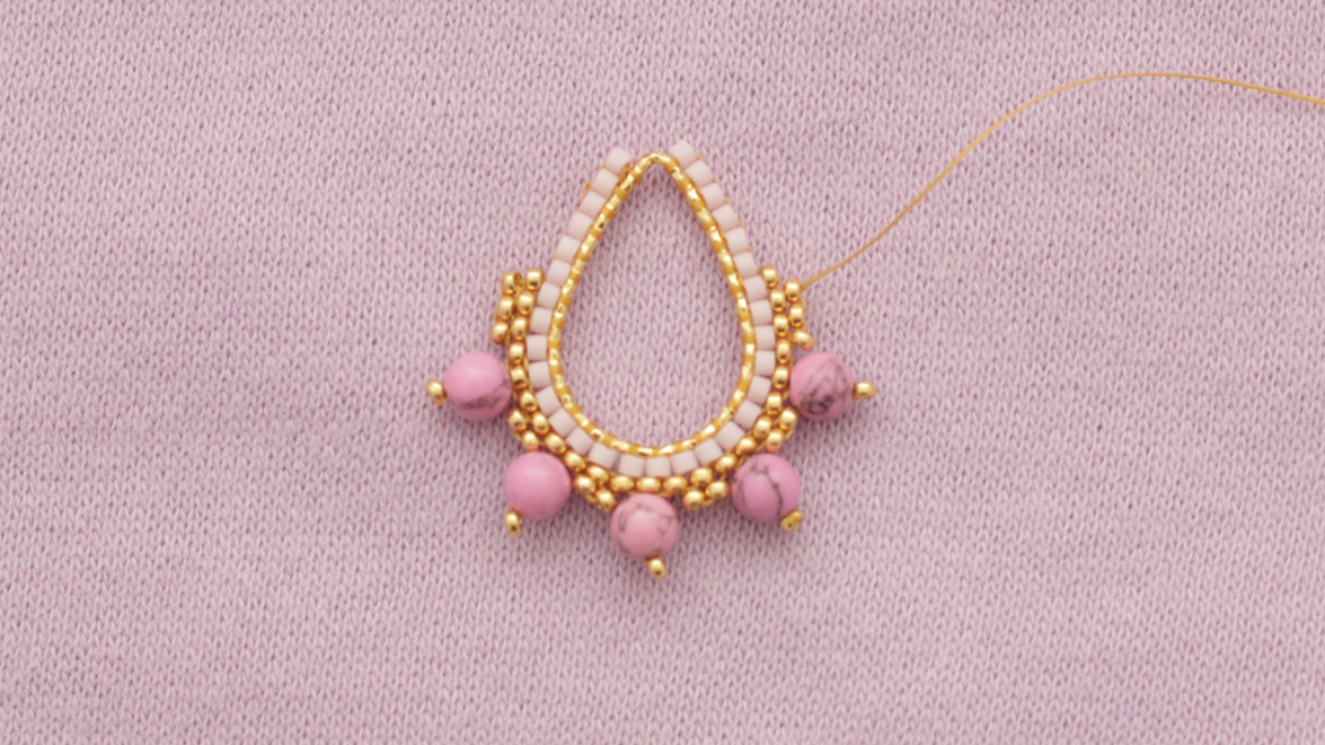 Tutorial de pendientes de tejido de flores en punto de ladrillo de Miyuki : Paso 9