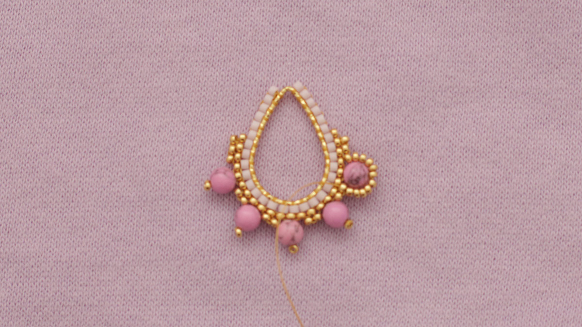 Tutorial de pendientes de tejido de flores en punto de ladrillo de Miyuki : Paso 10