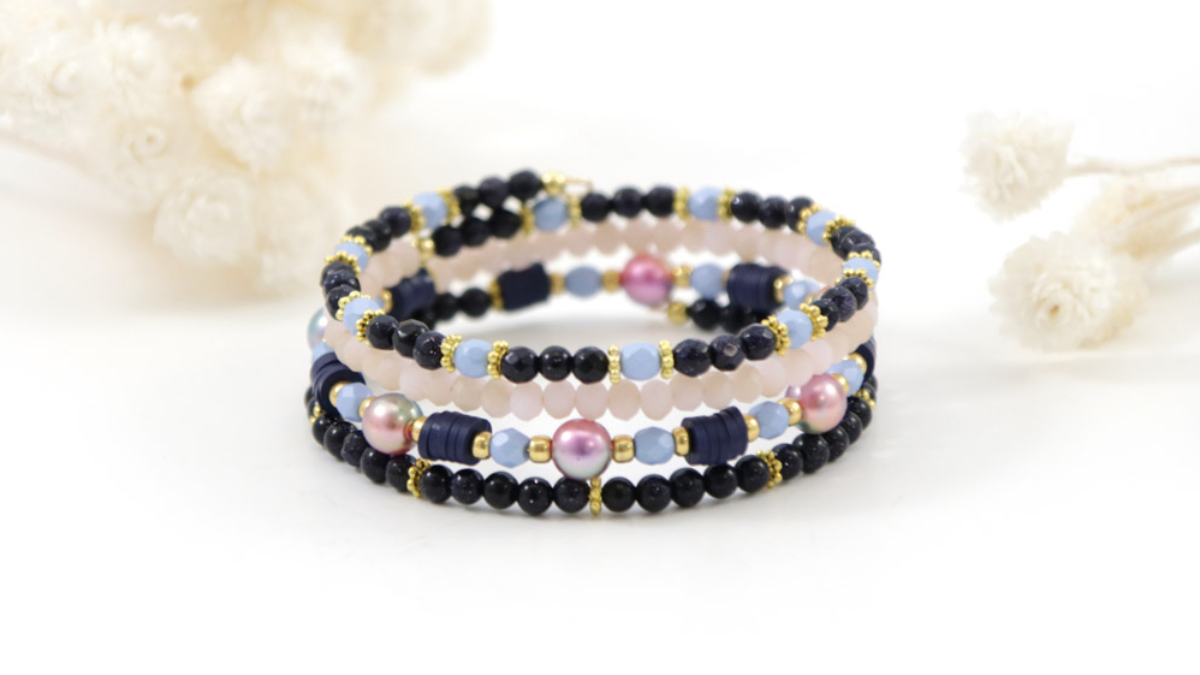 Pulsera de 4 vueltas con alambre de memoria de cuentas Miyuki Sky Heishi y cuentas facetadas