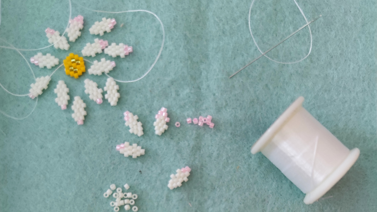 Pinzas para flores de Miyuki Delicas 11/0 : Paso 2 Pinzas para flores de Miyuki Delicas 11/0 : Paso 2