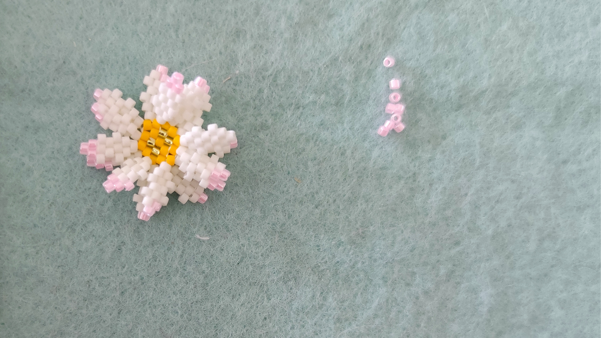 Pinzas para flores de Miyuki Delicas 11/0 : Paso 4 Pinzas para flores de Miyuki Delicas 11/0 : Paso 4