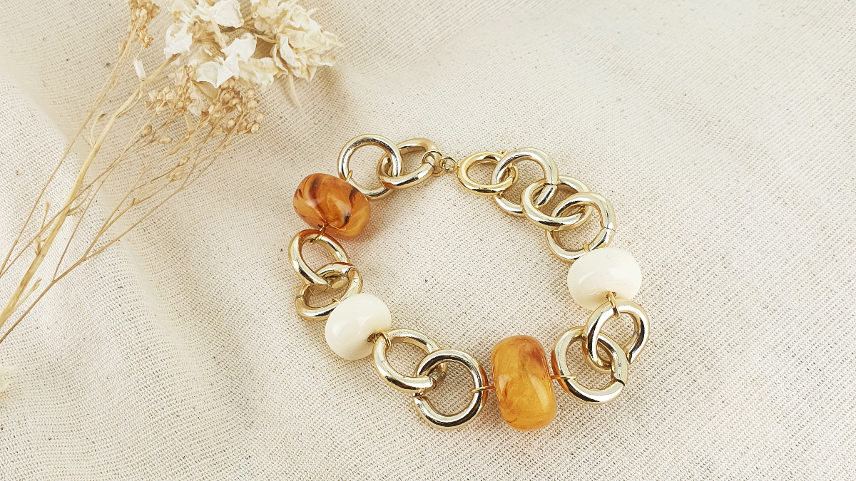 Pulsera chapada en oro con cuentas redondas de resina