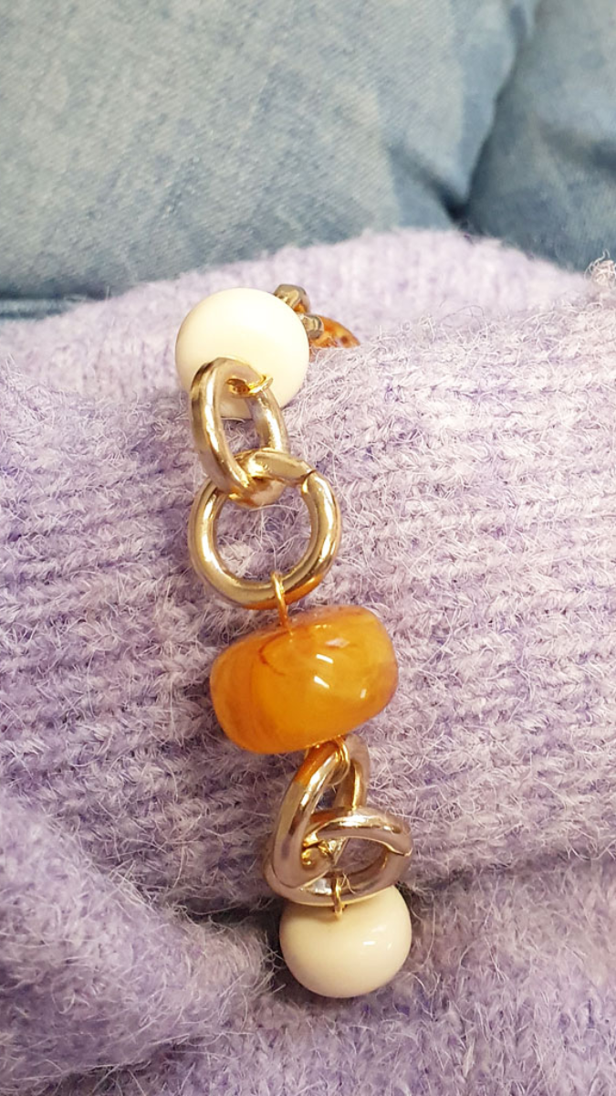 Esquema Pulsera chapada en oro con cuentas redondas de resina