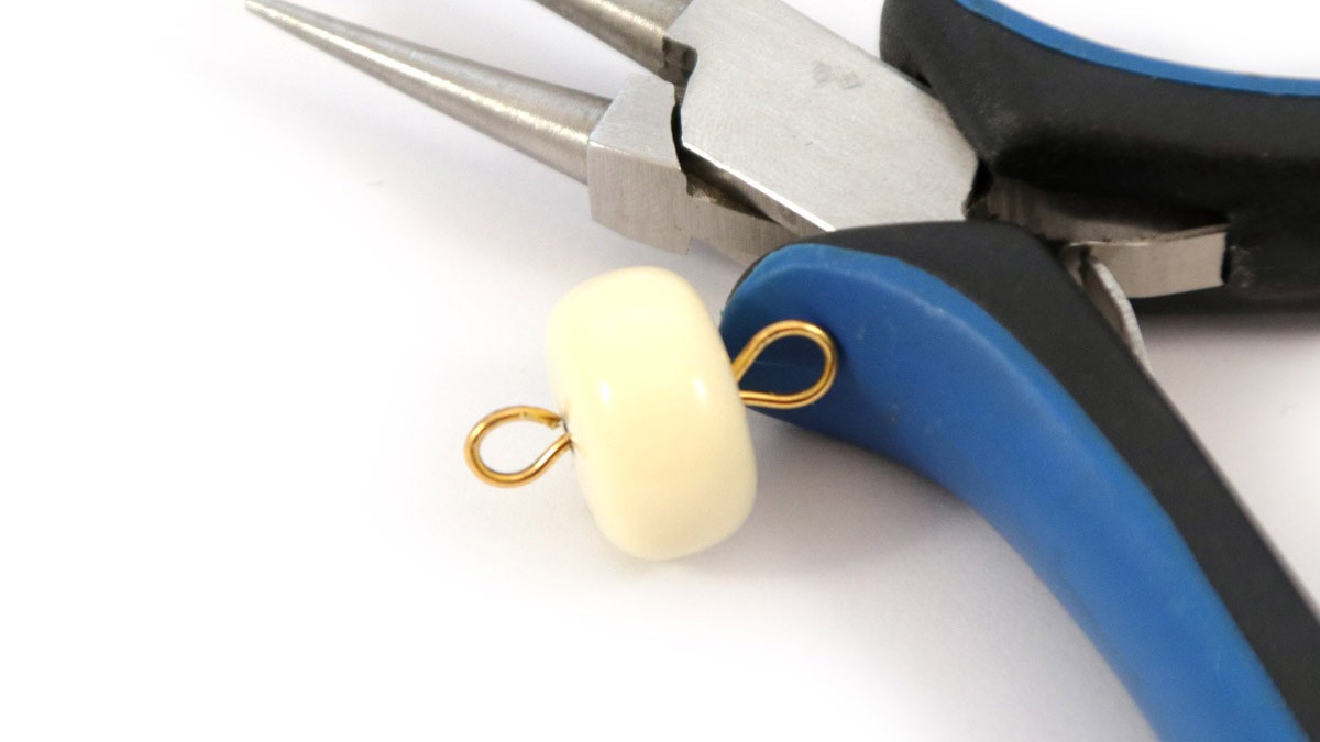 Pulsera chapada en oro con cuentas redondas de resina : Paso 3