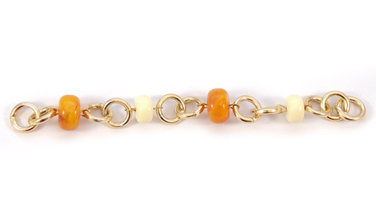 Pulsera chapada en oro con cuentas redondas de resina : Paso 6