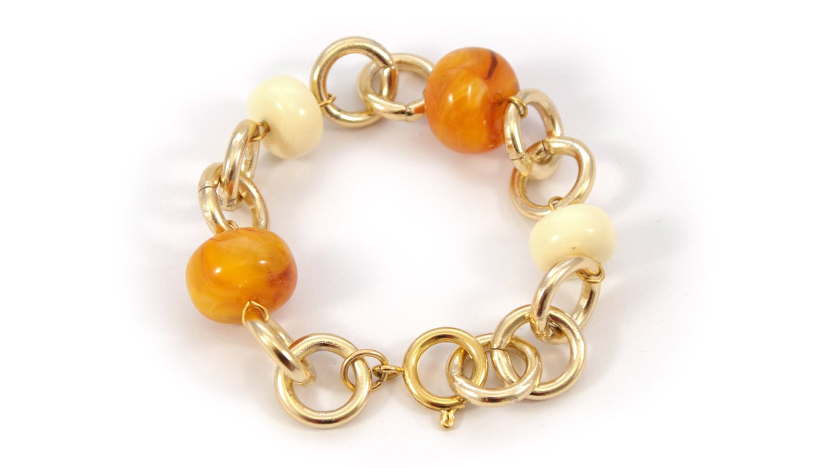 Pulsera chapada en oro con cuentas redondas de resina : Paso 7