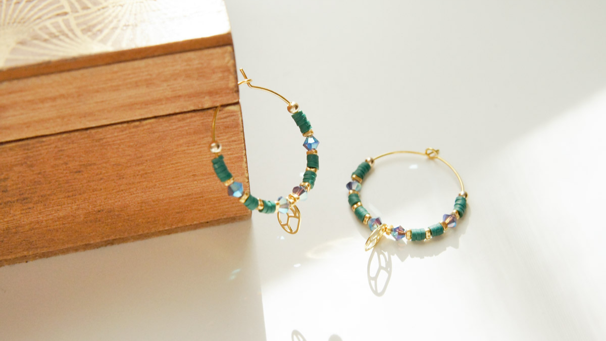 Esquema DIY pequeñas cuentas de esmeralda Heishi y encanto escarabajo Esquema DIY pequeñas cuentas de esmeralda Heishi y encanto escarabajo