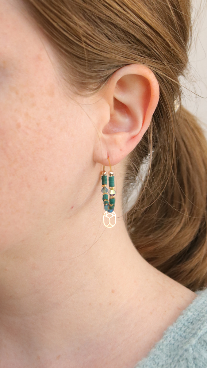 Esquema DIY pequeñas cuentas de esmeralda Heishi y encanto escarabajo Esquema DIY pequeñas cuentas de esmeralda Heishi y encanto escarabajo