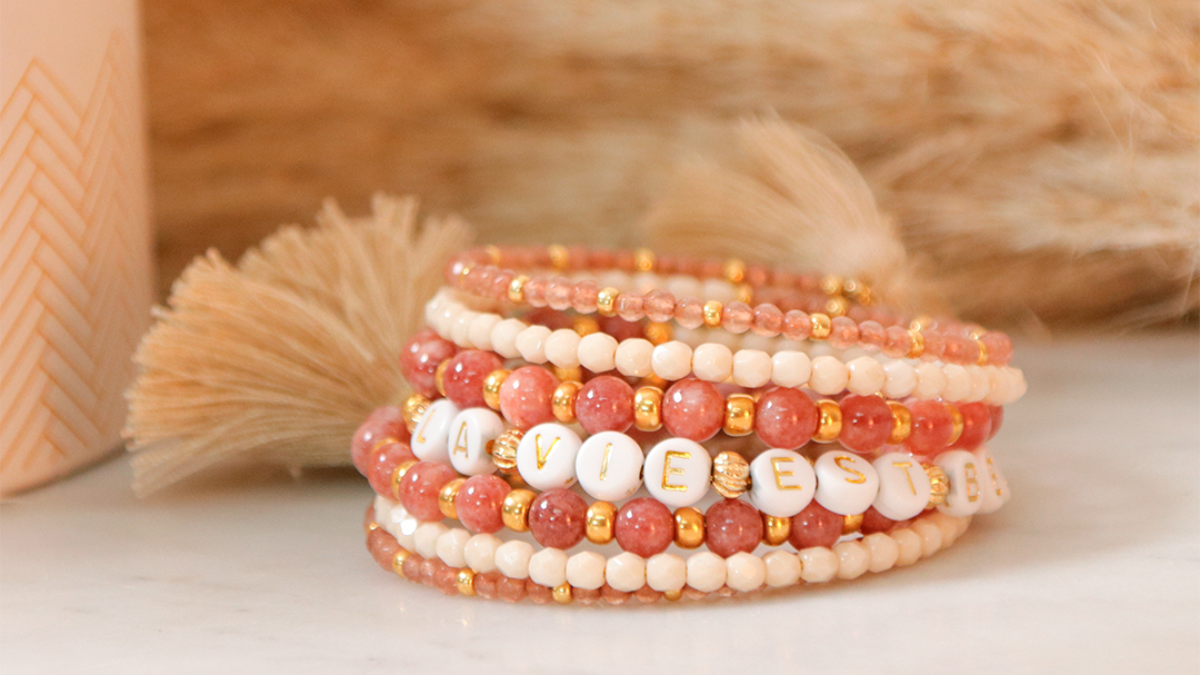 Esquema Brazalete de mensaje con piedras preciosas y borlas Esquema Brazalete de mensaje con piedras preciosas y borlas