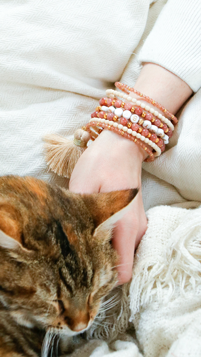 Esquema Brazalete de mensaje con piedras preciosas y borlas Esquema Brazalete de mensaje con piedras preciosas y borlas