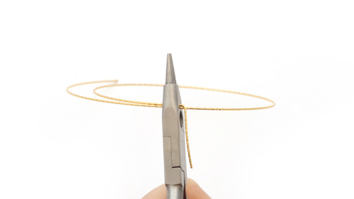 Pulsera Jonc semainier diamanté dorada con abalorios de oro fino : Paso 4 Pulsera Jonc semainier diamanté dorada con abalorios de oro fino : Paso 4