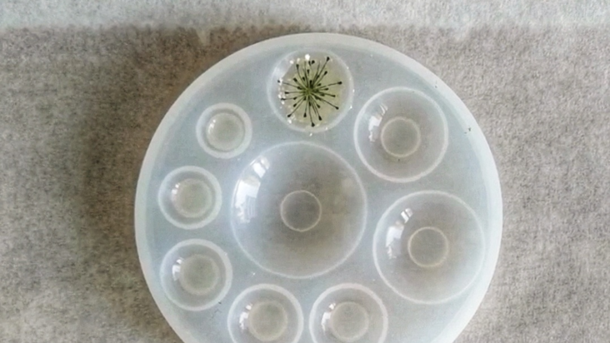 Colgante DIY flores secas y hojas de oro en resina epoxi : Paso 1 Colgante DIY flores secas y hojas de oro en resina epoxi : Paso 1